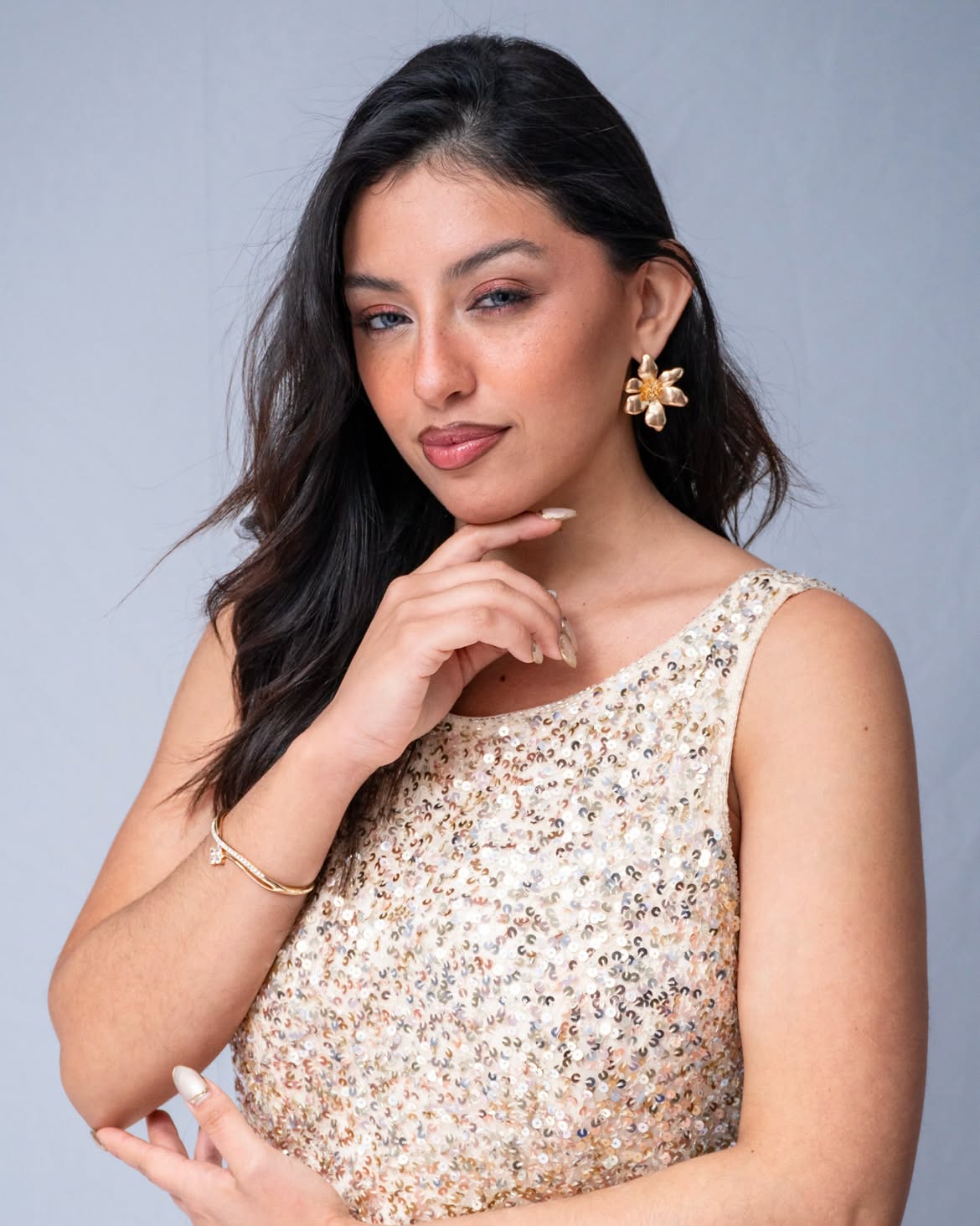 Ana Melnik posando en producción de moda con vestido